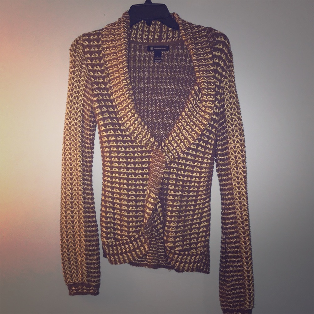 Two tone sweater with clasp closure
